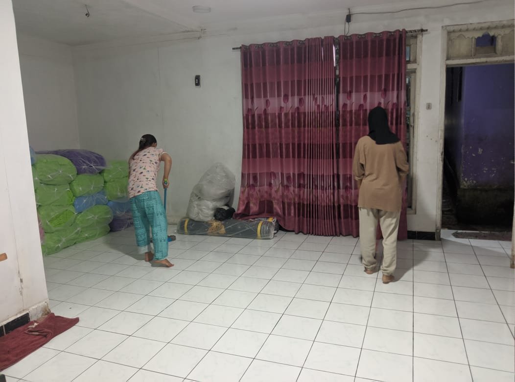 Mahasiswa KKN Desa Sumampir Periode Jan-Feb 2026. Melaksanakan jadwal piket bersih-bersih posko.