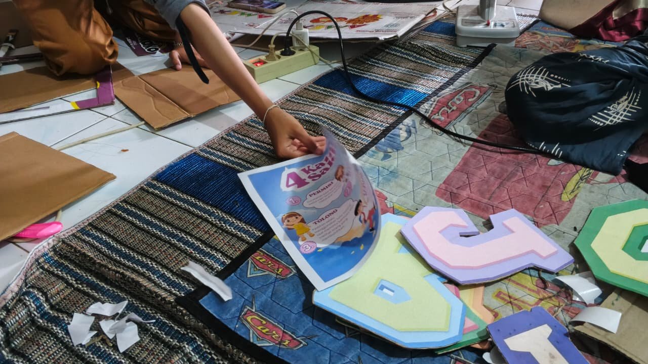 Menyiapkan alat dan bahan untuk pojok baca