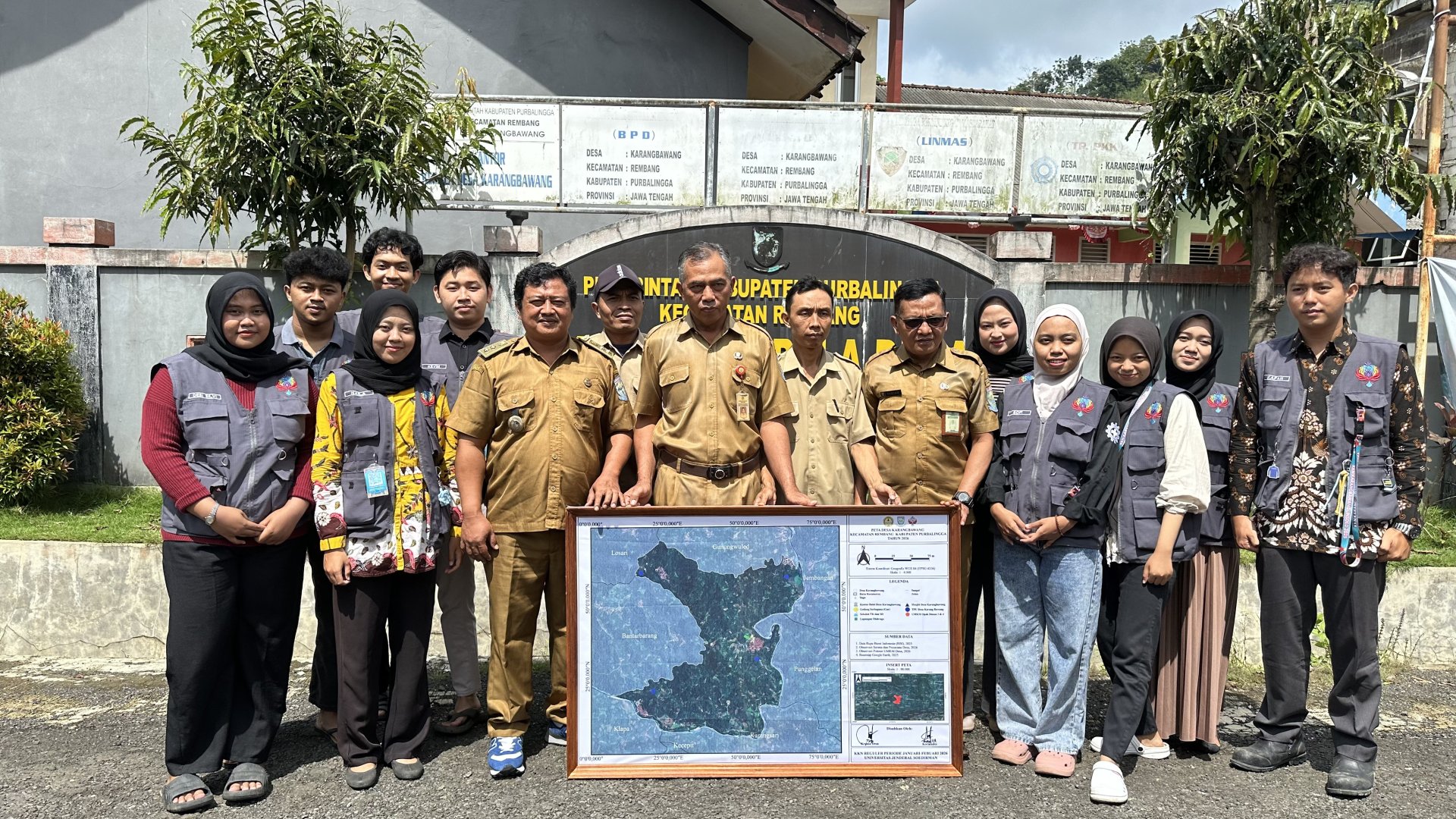 Penyerahan peta administrasi ke balai desa Karangbawang