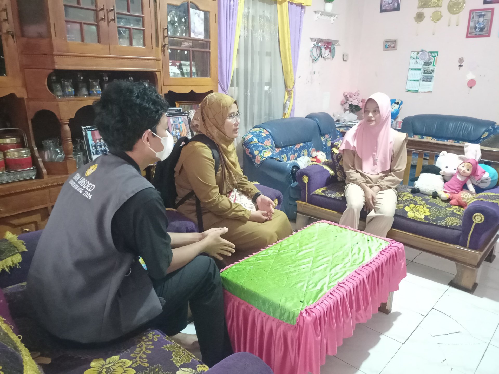 Kunjungan pemantauan minum obat TBC di desa Karangbawang