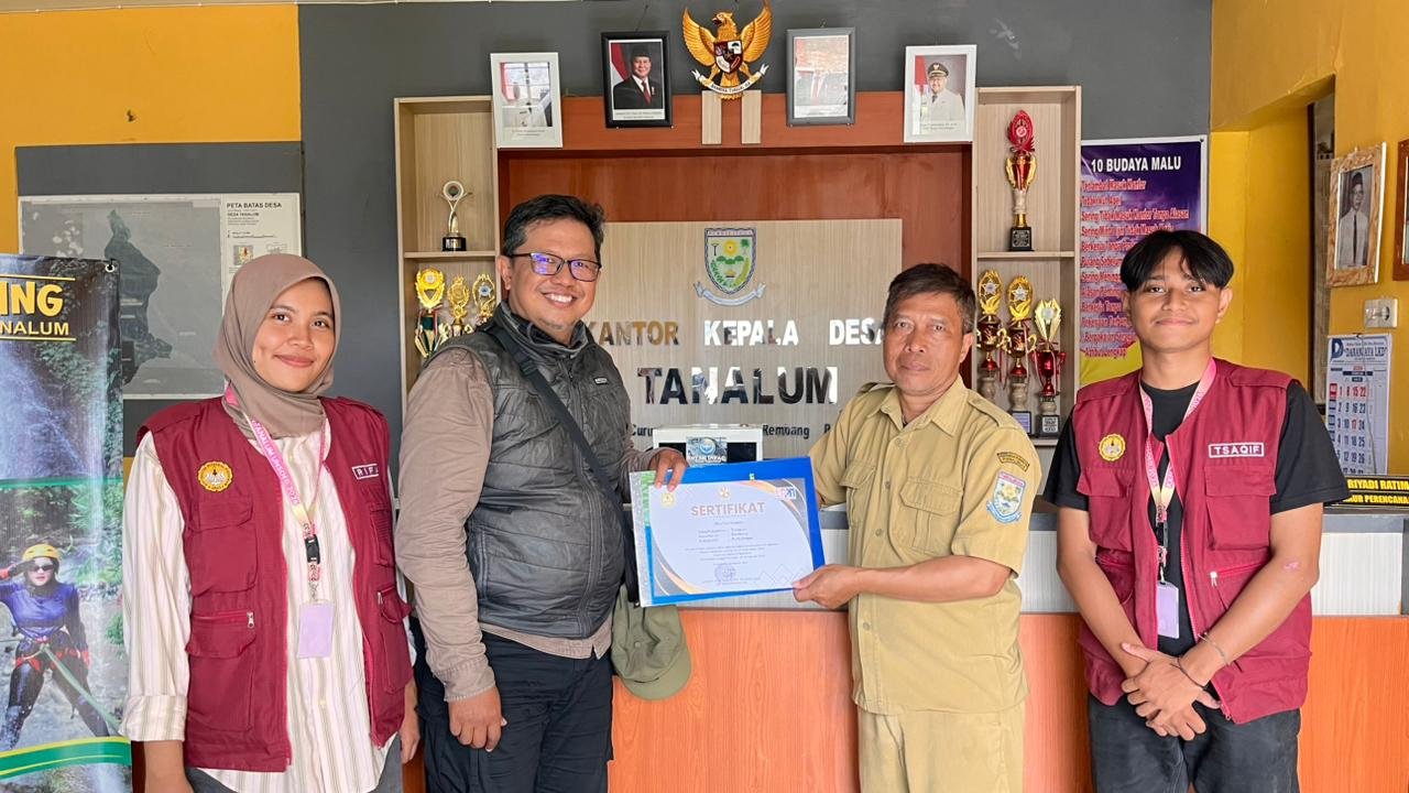 Penyerahan Sertifikat kepada Perangkat Desa oleh Dosen Pembimbing Lapangan