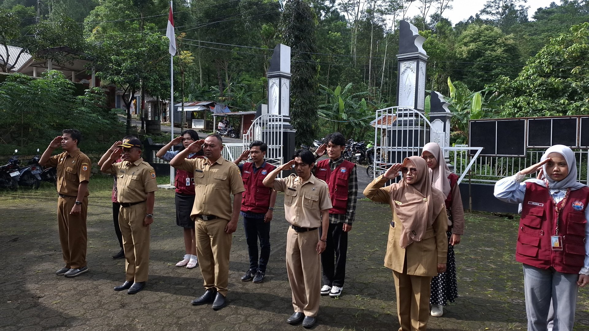Apel Pagi dan Kegiatan Mengajar di Sekolah Dasar