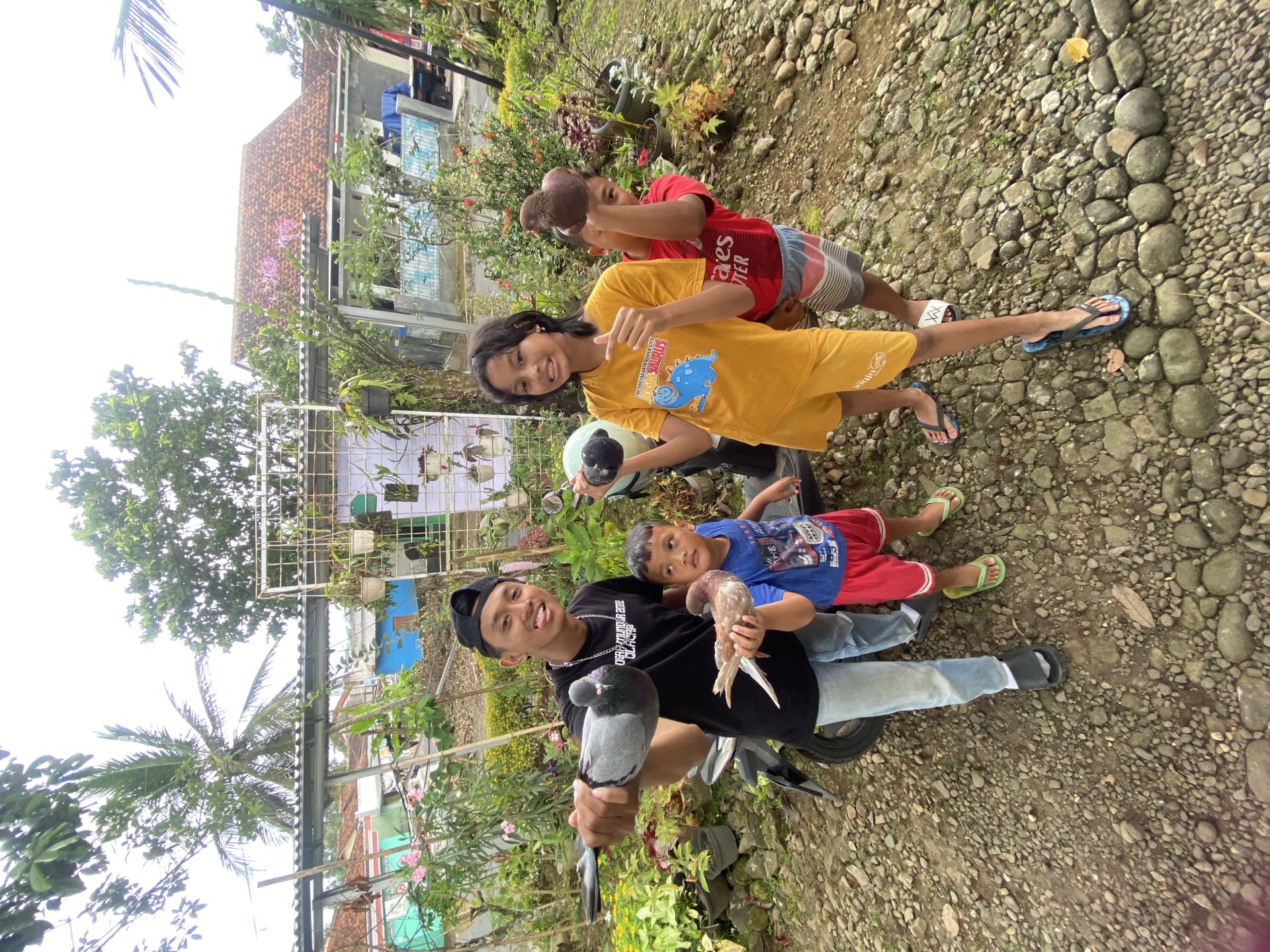 Kegiatan Edukatif Anak, Pengisian Destana, dan Kebersamaan Mahasiswa KKN