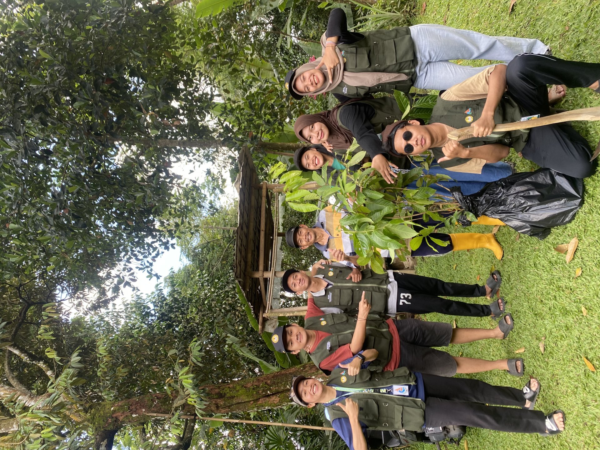 Pemberian Bibit Tanaman untuk Pencegahan Longsor dan Kebersamaan Mahasiswa KKN