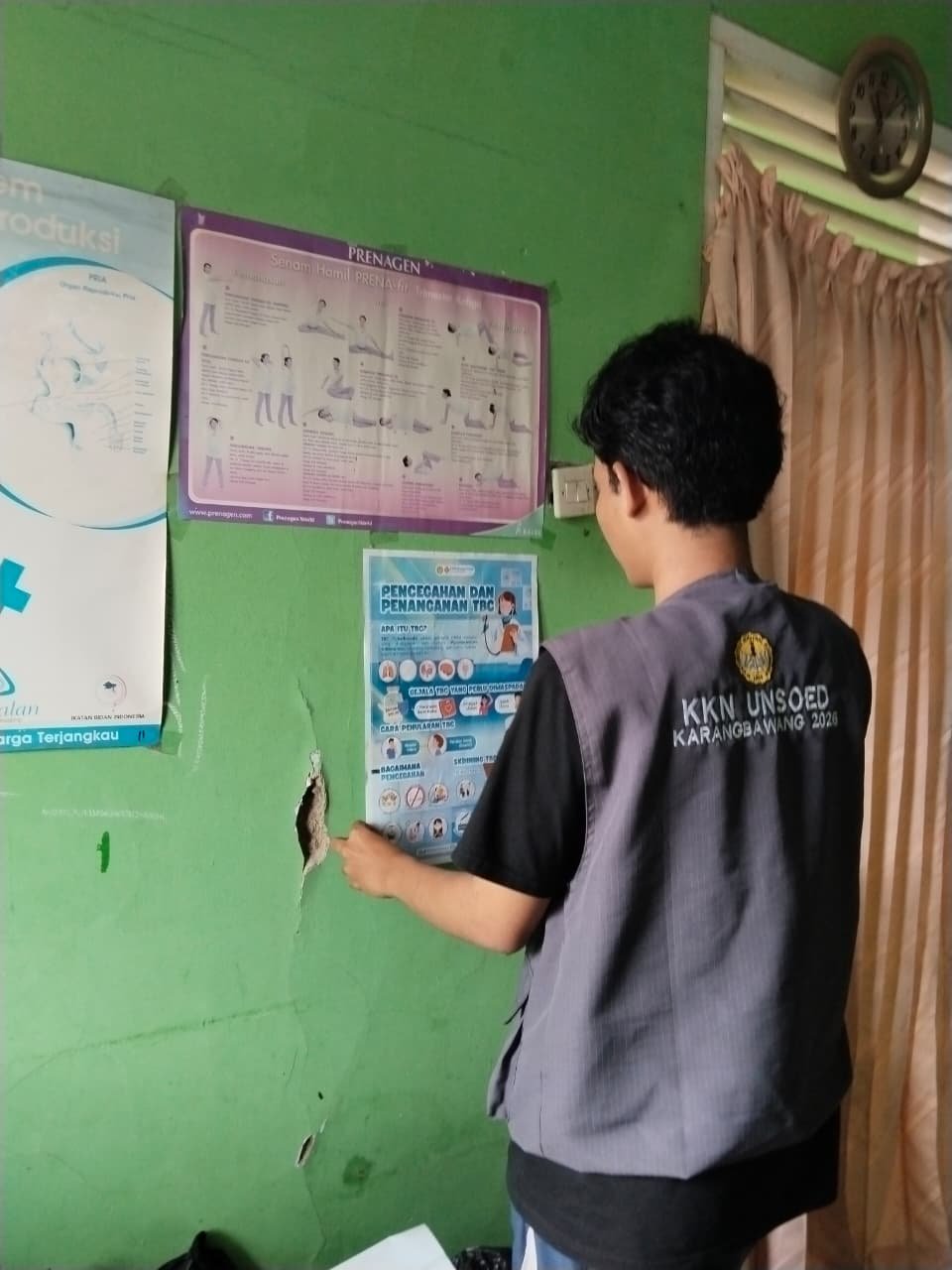 Pemasangan poster pencegahan dan penanganan TBC
