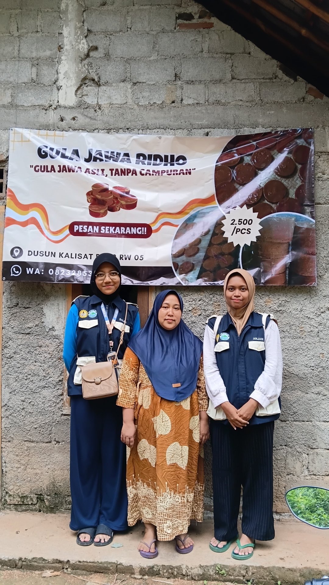 Memberikan banner usaha Gula Jawa Ridho