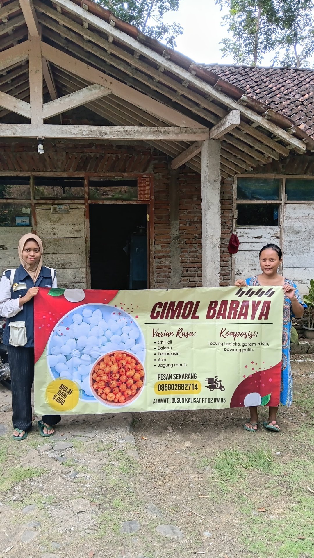 Memberikan banner usaha Cimol Baraya