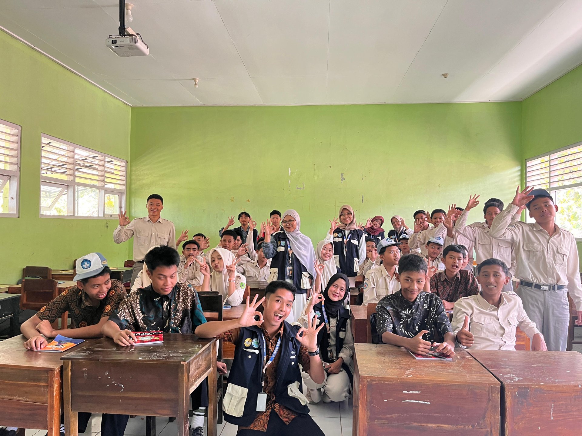 Sosialisasi Pencegahan Bullying berbasis fisik dan digital di SMK 1 Wadaslintang