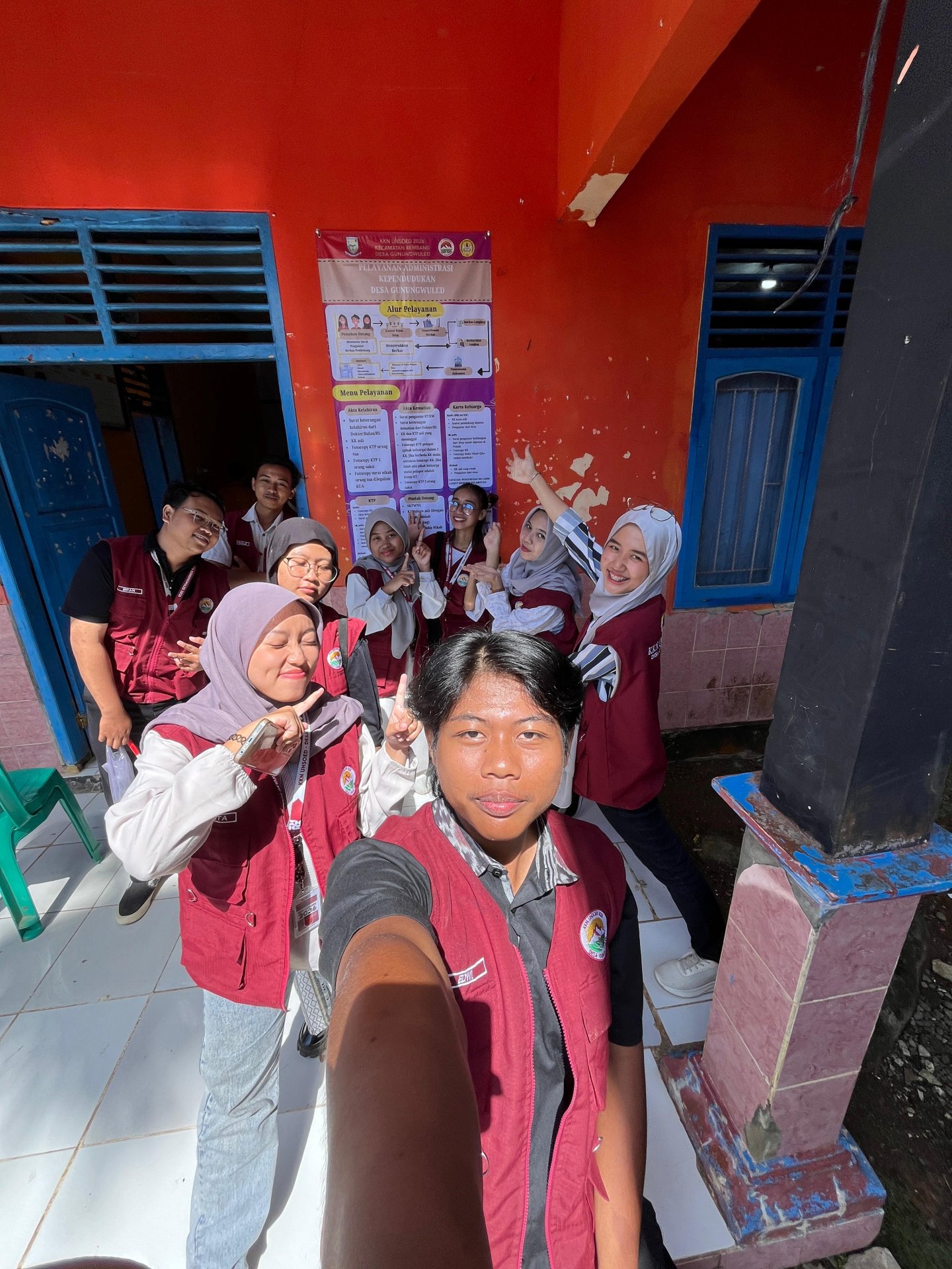 Pemasangan banner data aparat desa dan alur pelayanan