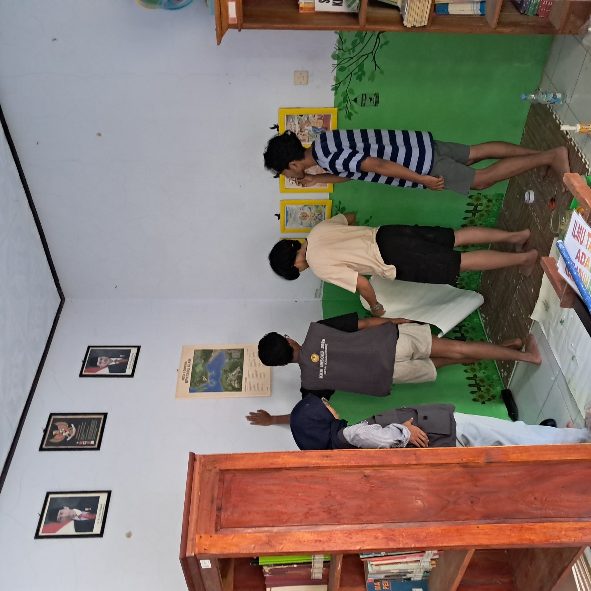 KKN Hari Keduapuluhdelapan Membuat Pojok Baca