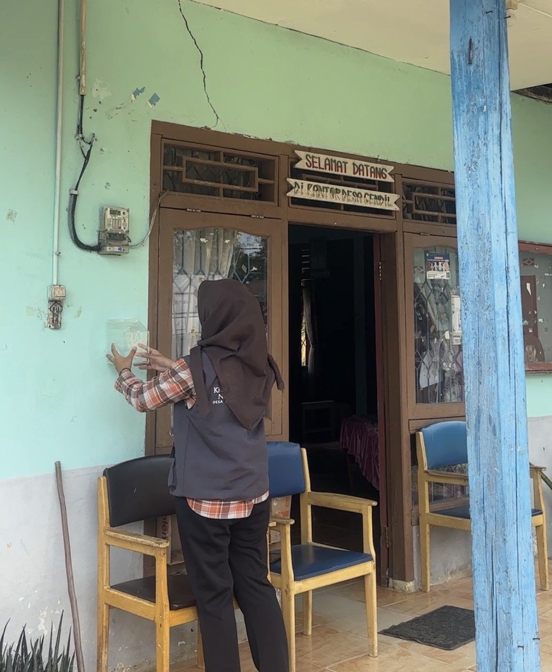 Pemasangan Kotak Saran di Kantor Desa Cendil