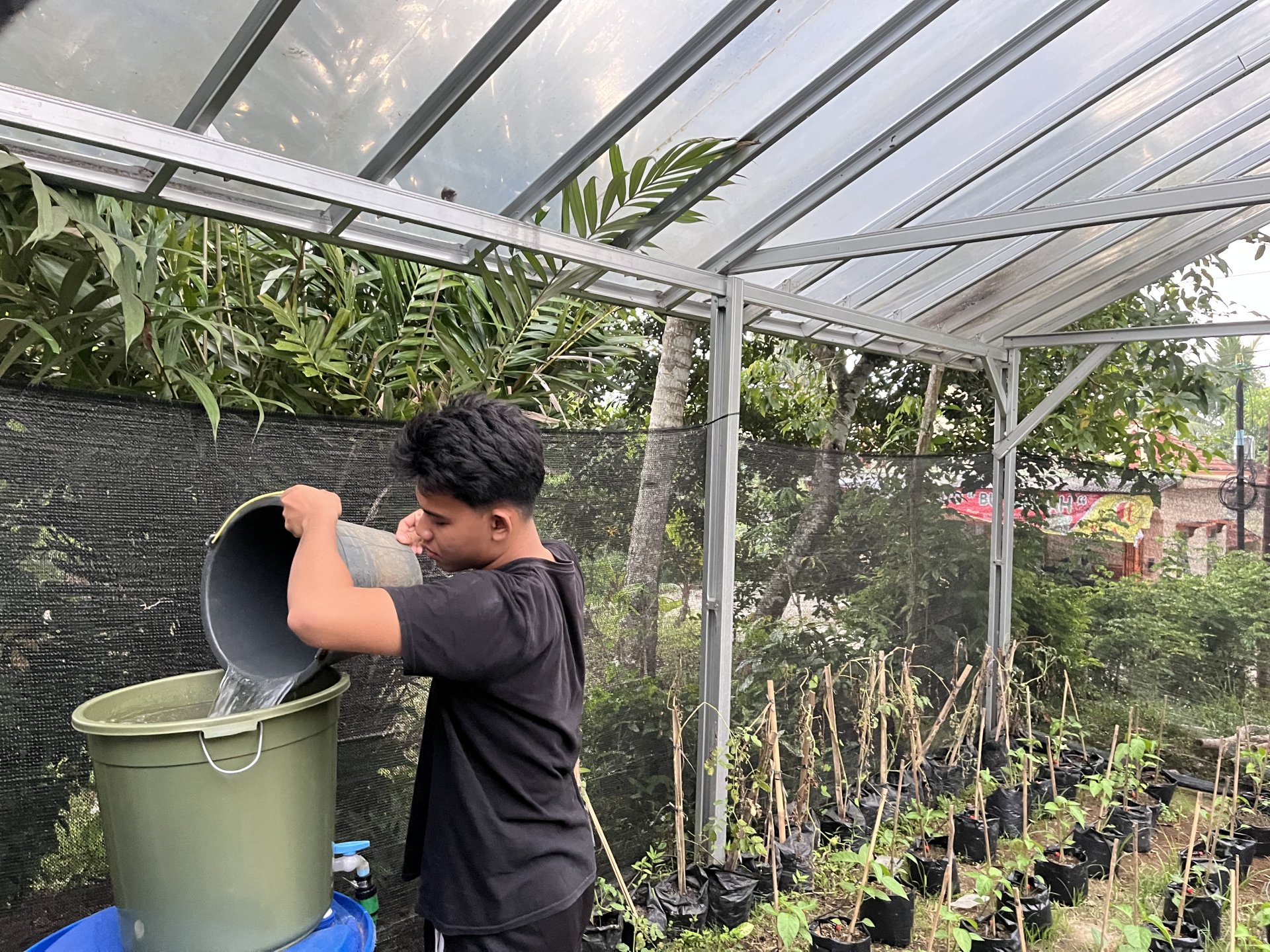 Penyiraman tanaman dan menjaga debit air pada Irigasi Tetes