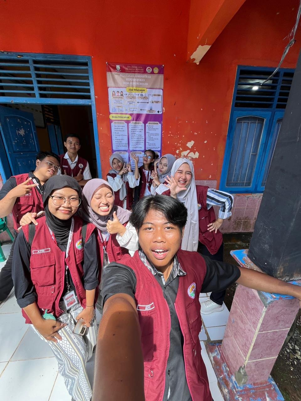 Pemasangan banner alur pelayanan desa