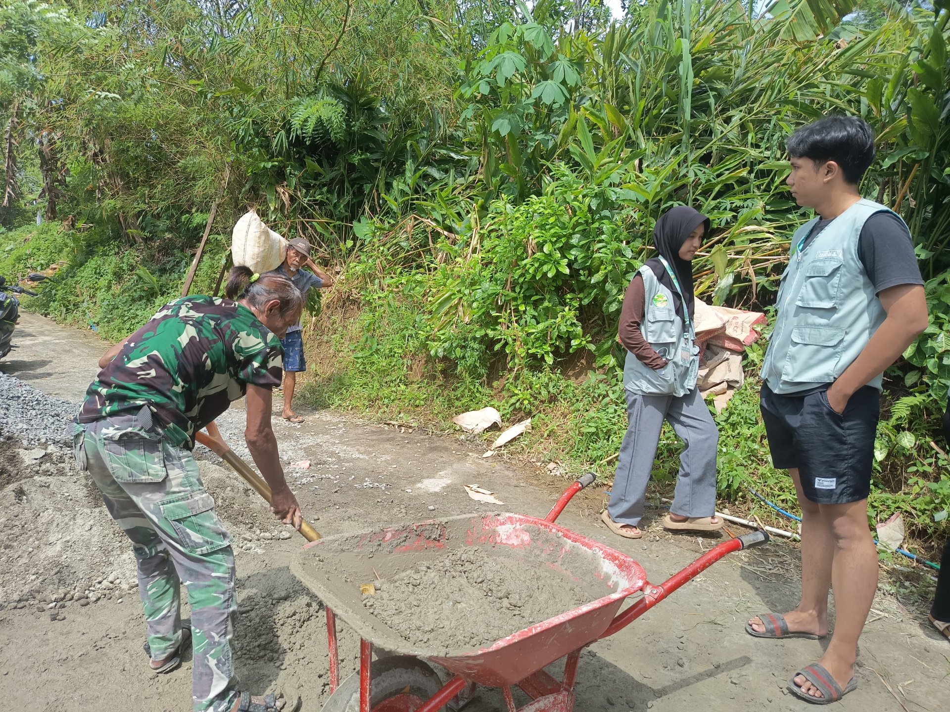 Membantu Pengecoran Jalan Desa
