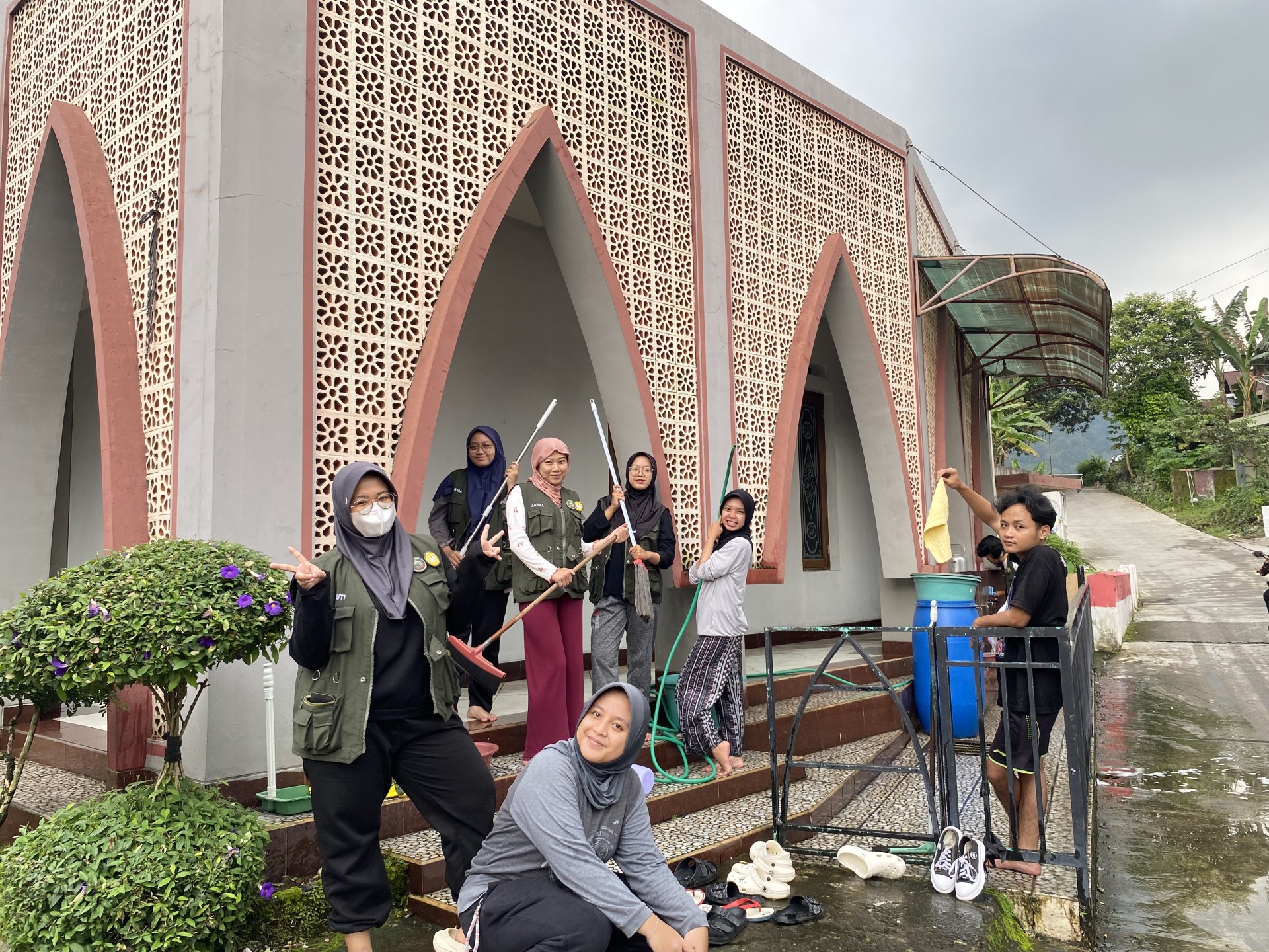 Kerja bakti membersihkan mushola