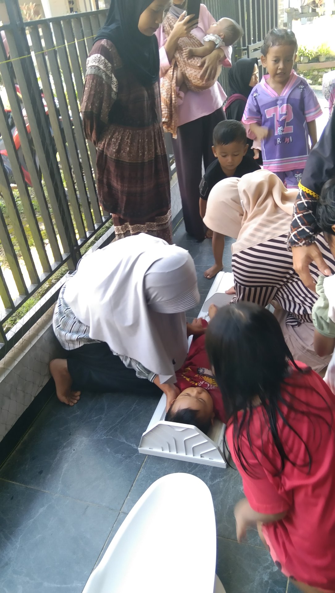 Kegiatan pendampingan posyandu osyandu di T4e dimadrasah/t4 posyandu RT 5/1 dusun  Curug