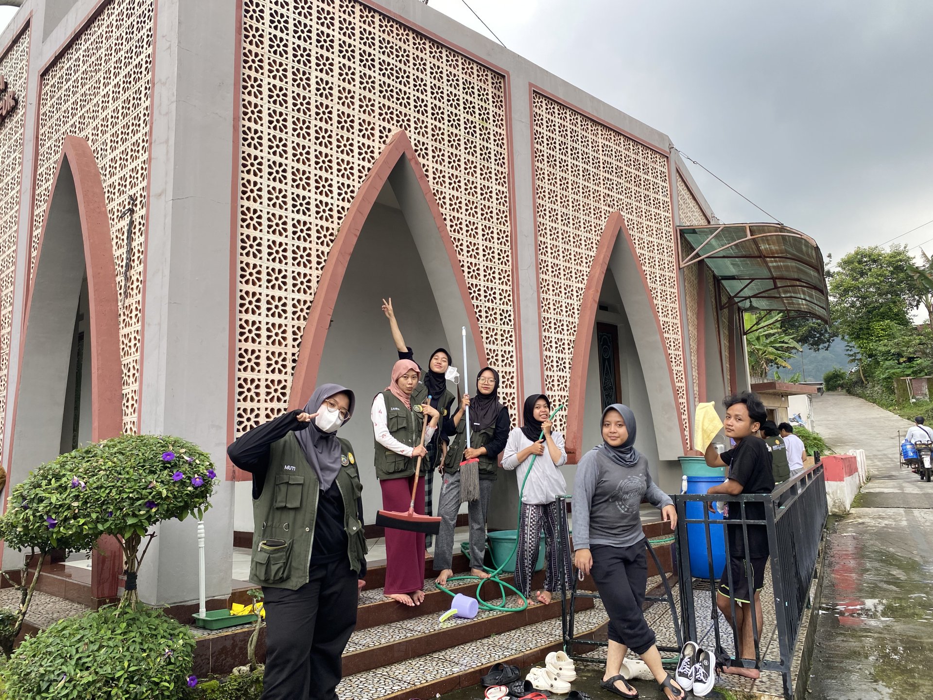 Bersih, Nyaman, dan Penuh Kepedulian: Aksi Mahasiswa KKN di Mushola Baitul Ghofur