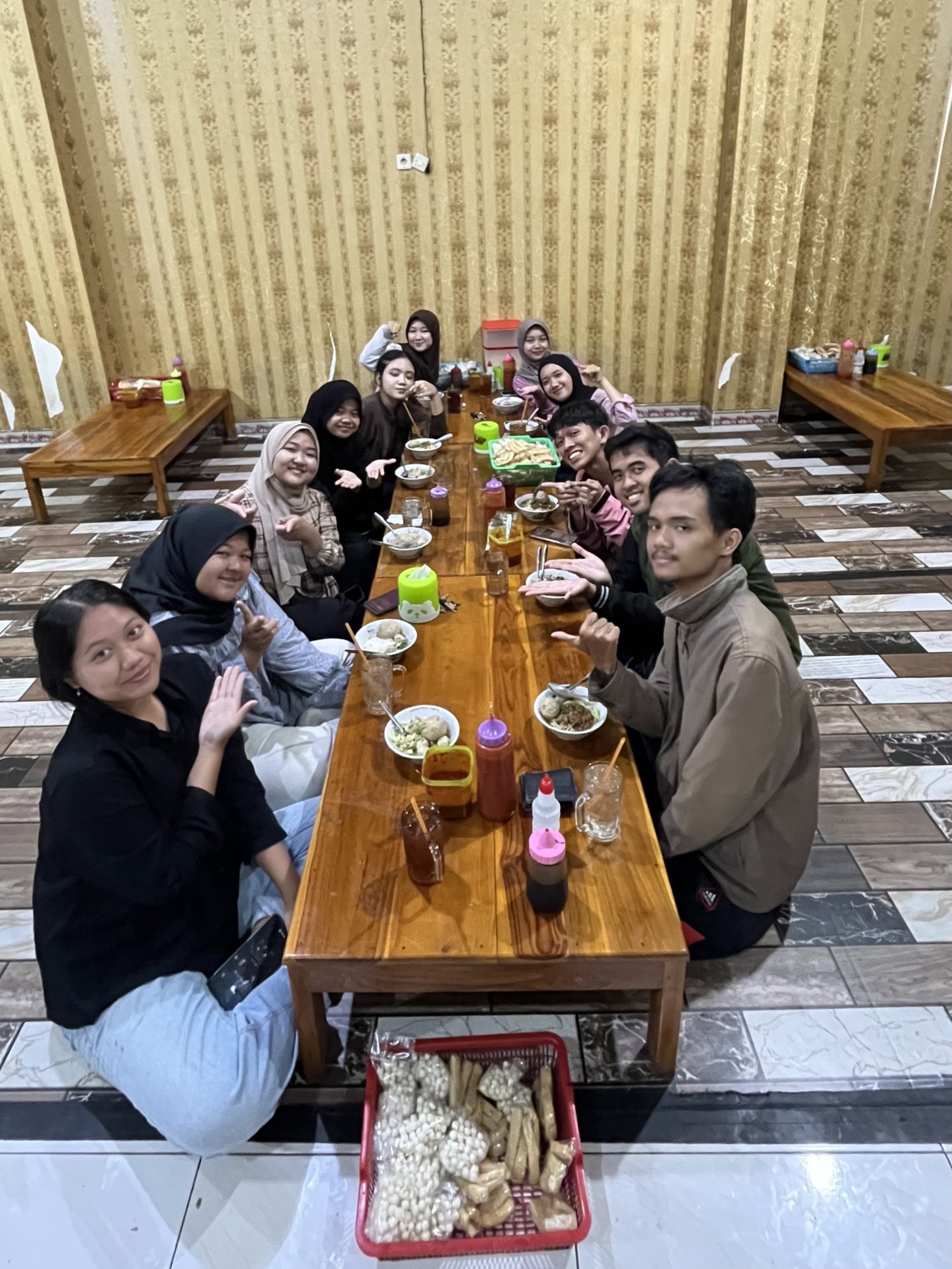 Hari ke-dua puluh delapan makan bersama