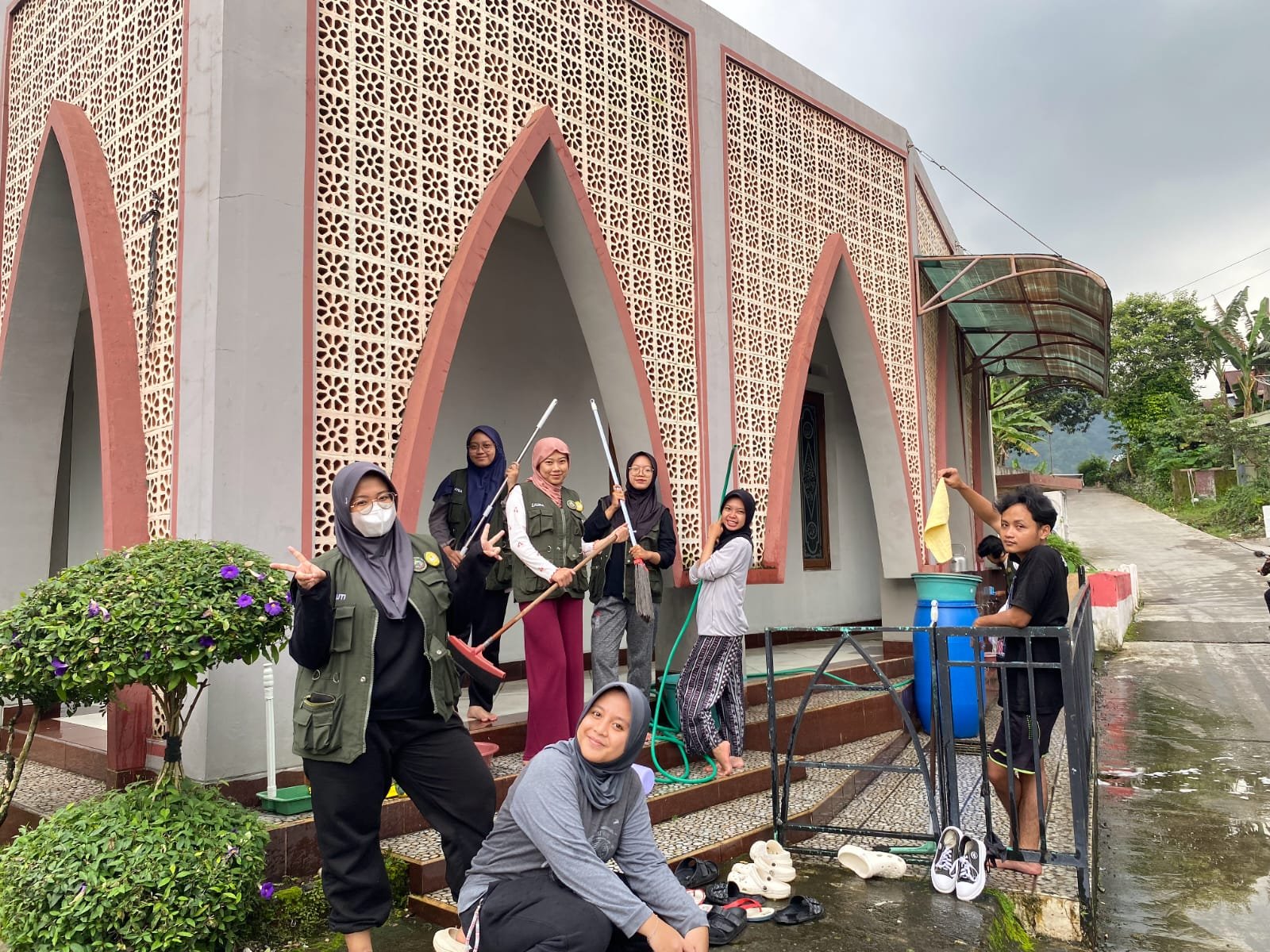 KKN Day 28: Kerja Bakti Kelompok KKN Membersihkan Musholla