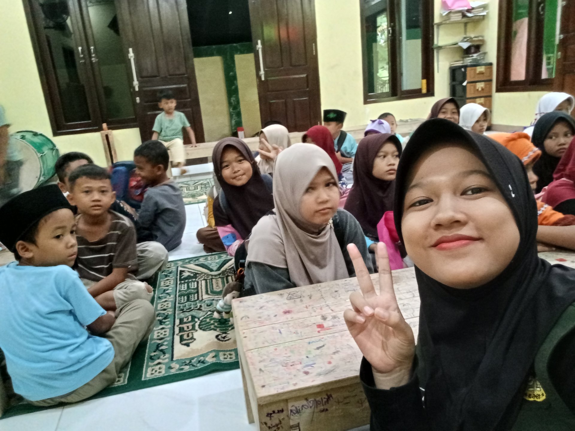 Mengajar mengaji di Mushola At Tin