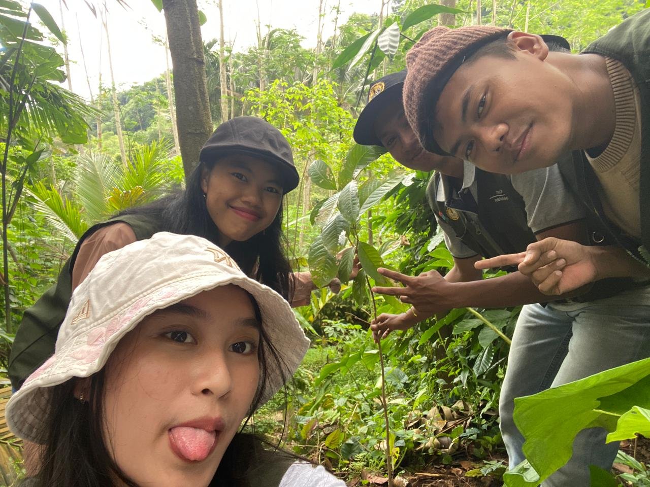 Hari Ke-27 KKN — Penyerahan Bibit dan Aksi Tanam di Lingkungan RW