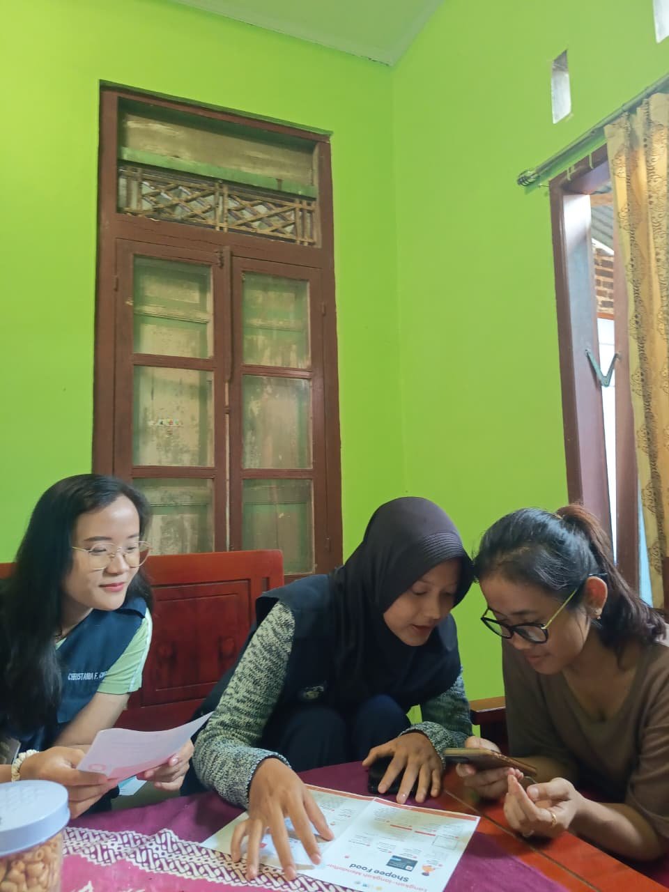 KKN HARI KE-28: Perawatan Tanaman Pakcoy & Pendampingan Pembuatan Akun Shopee Food UMKM