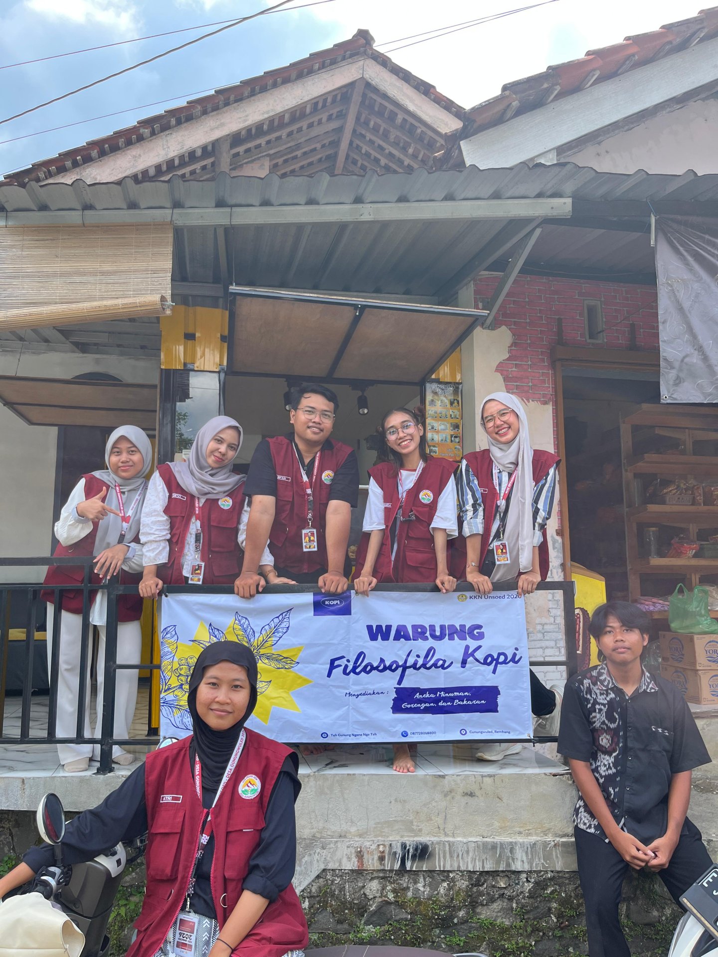 pemasangan banner UMKM dan Penyerahan QRIS
