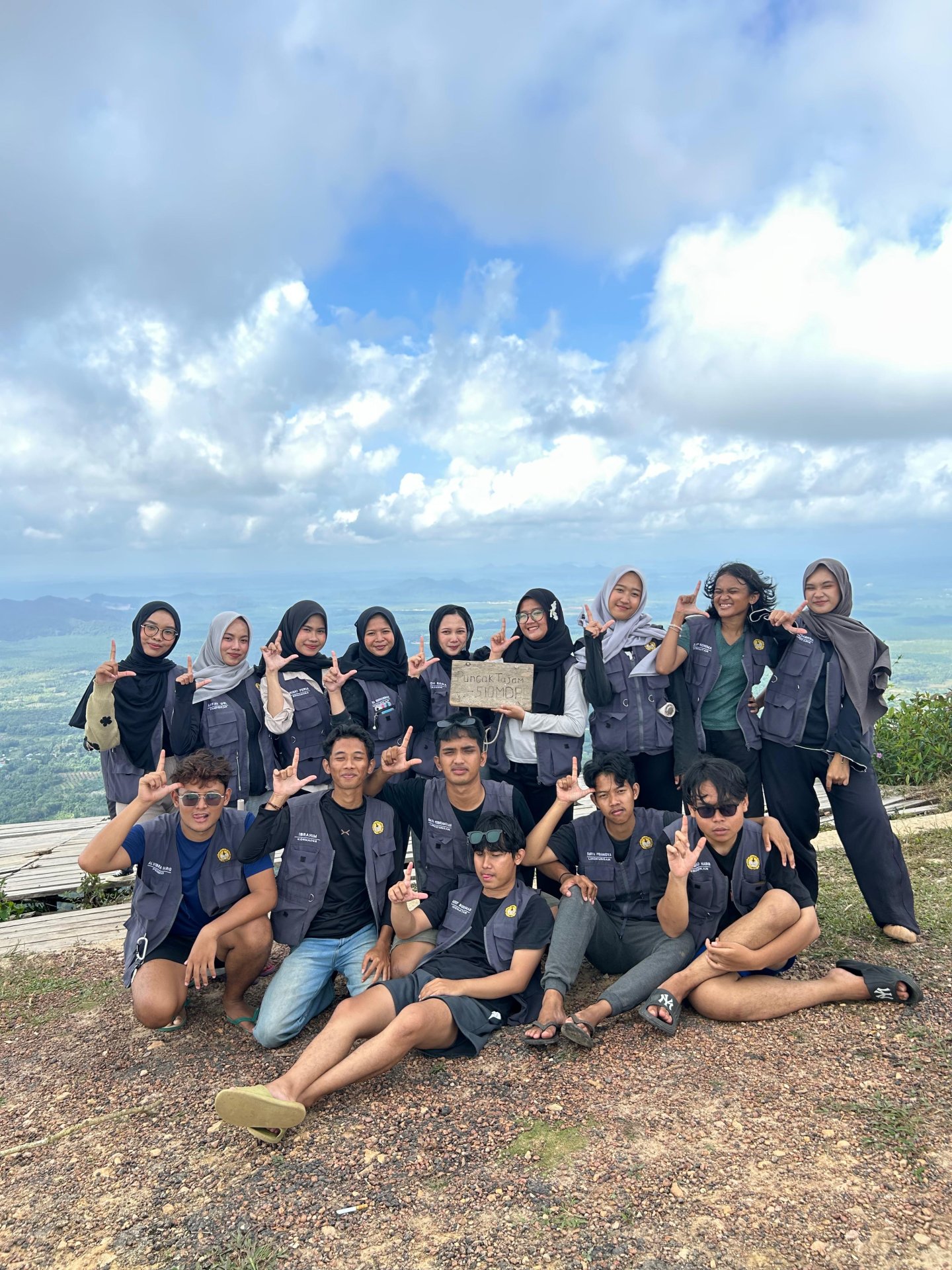 Visitasi ke gunung tajam bersama warga lokal