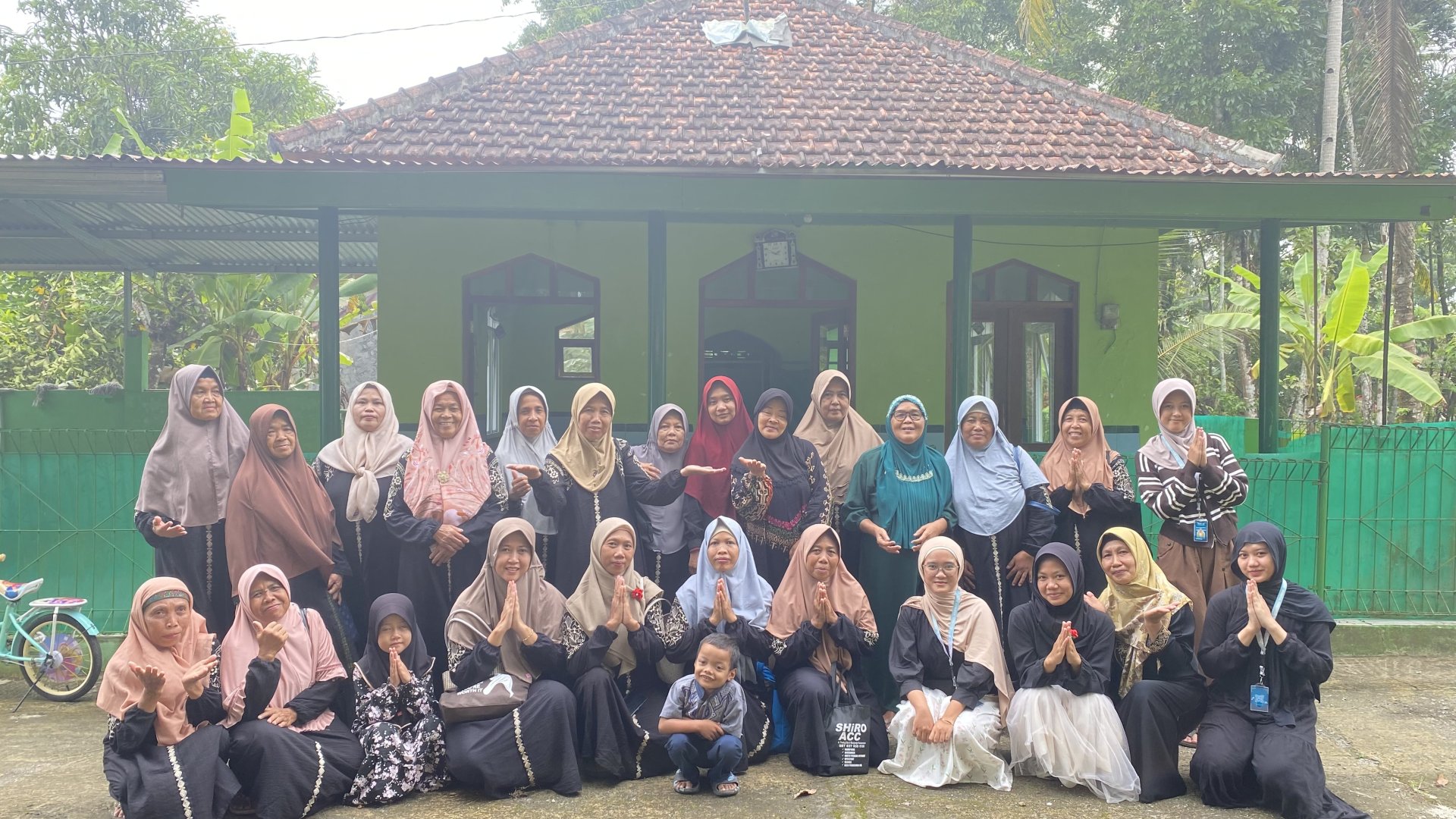 yasinan dan tahlilan serta kirim doa di mushola bersama ibuibu