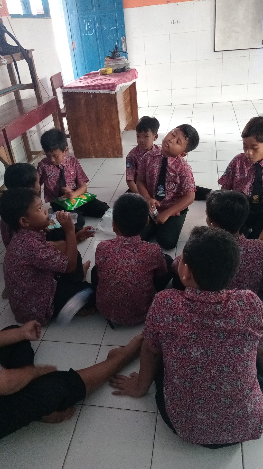 Program kerja menonton bareng film edukasi dengan sd sodong