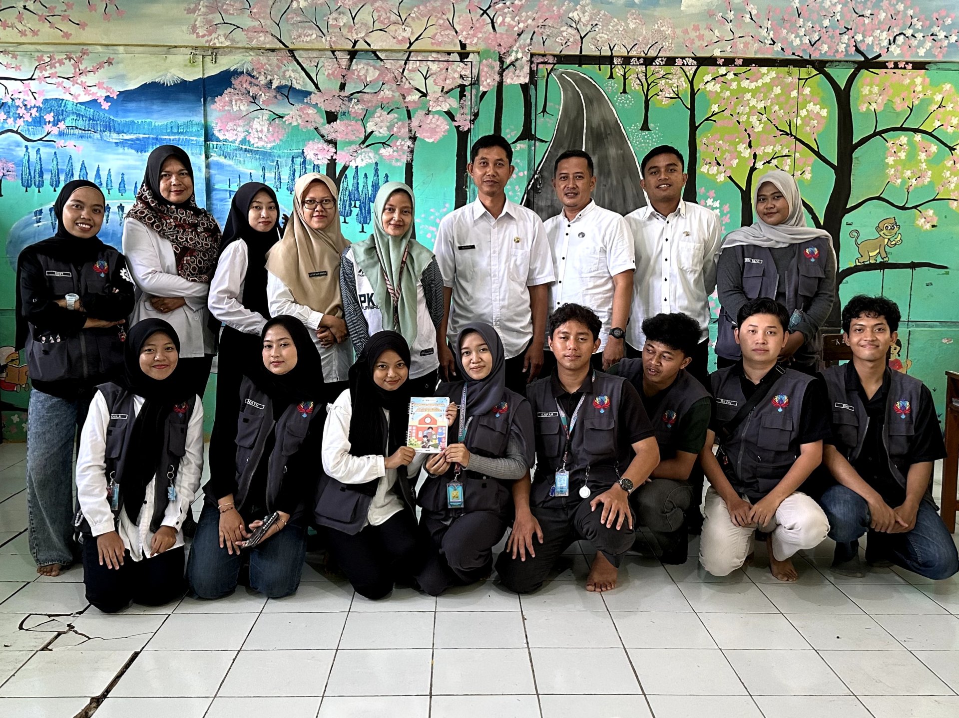 PENYERAHAN CERPEN HASIL KARYA ANAK SDN 2 KARANGBAWANG