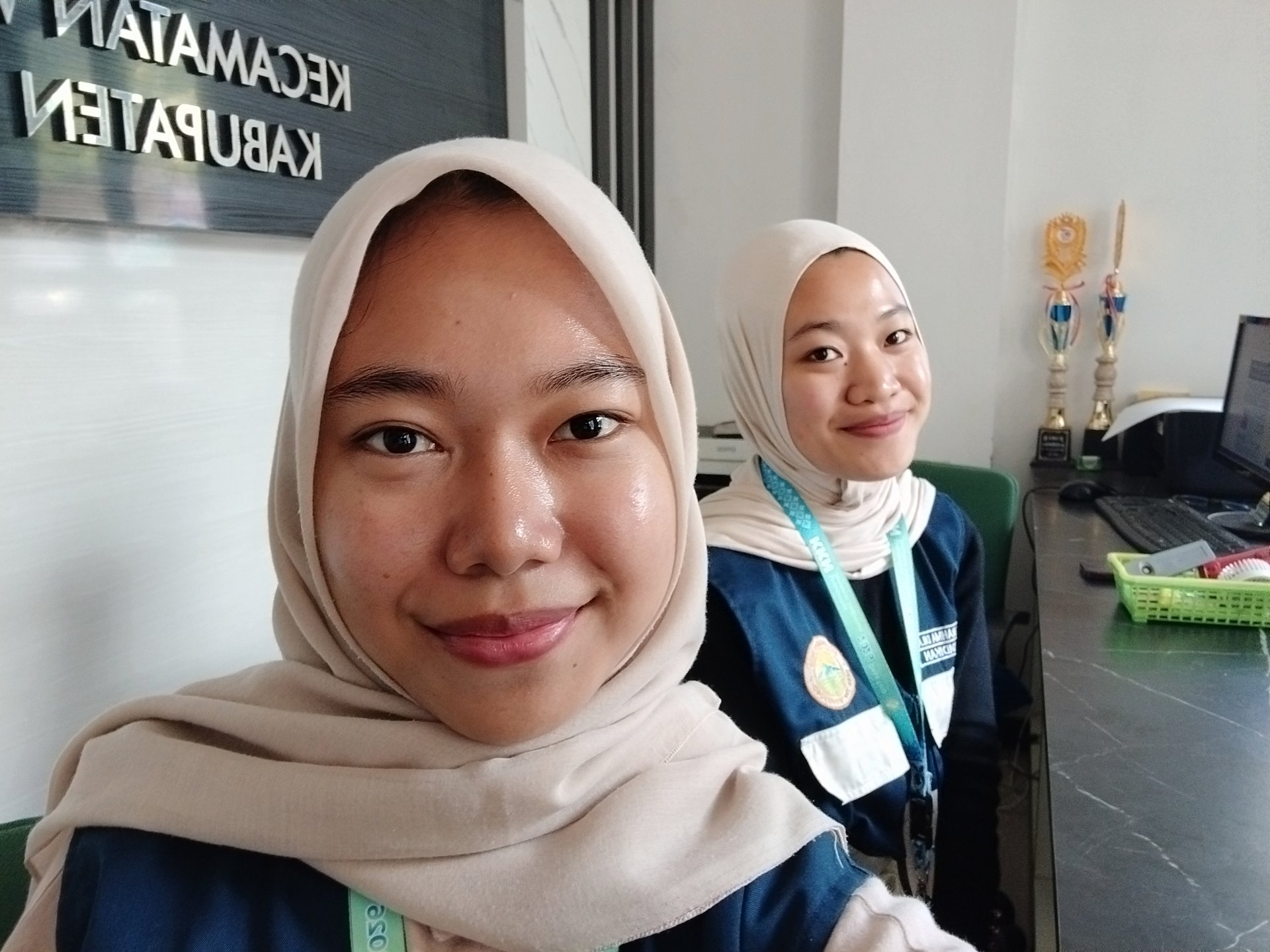 Piket Balai Desa Bersama dengan Rekan Kelompok KKN.