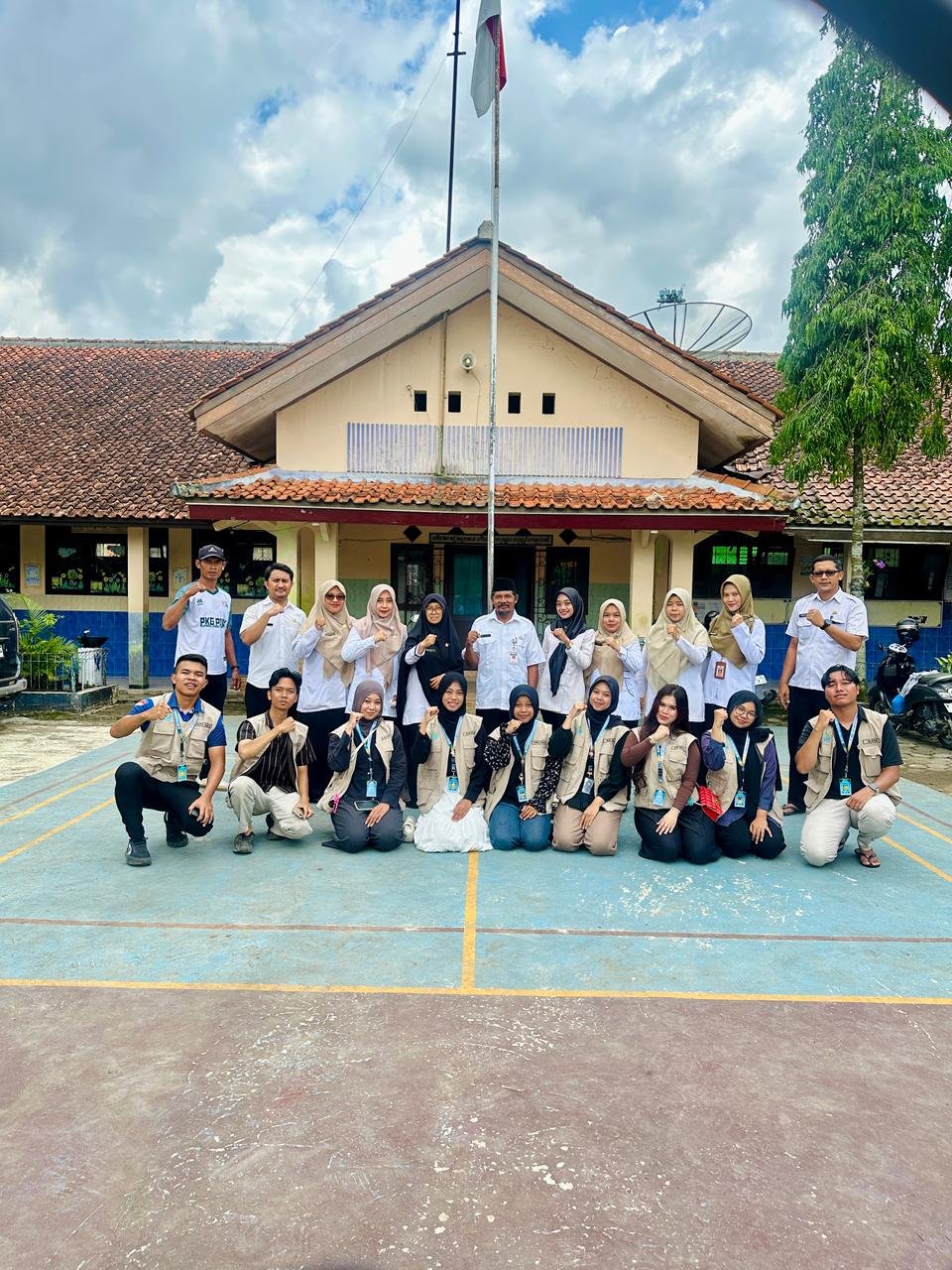 Sosialisasi anti bullying bersama anak-anak SD dan take video untuk pembuatan after movie