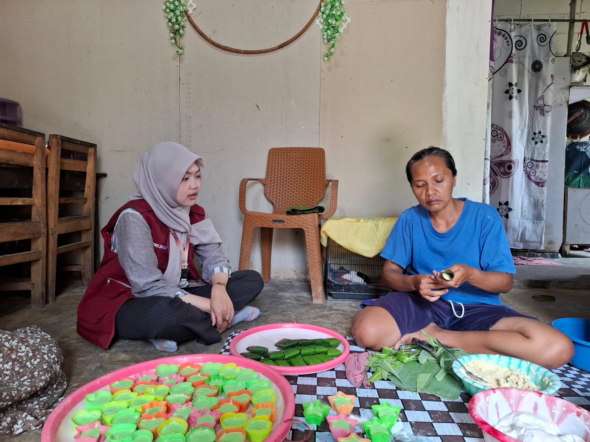 Pendampingan Pembuatan Konten dan Video Pemasaran UMKM Jajanan Pasar Bu Nung Desa Bodaskarangjati