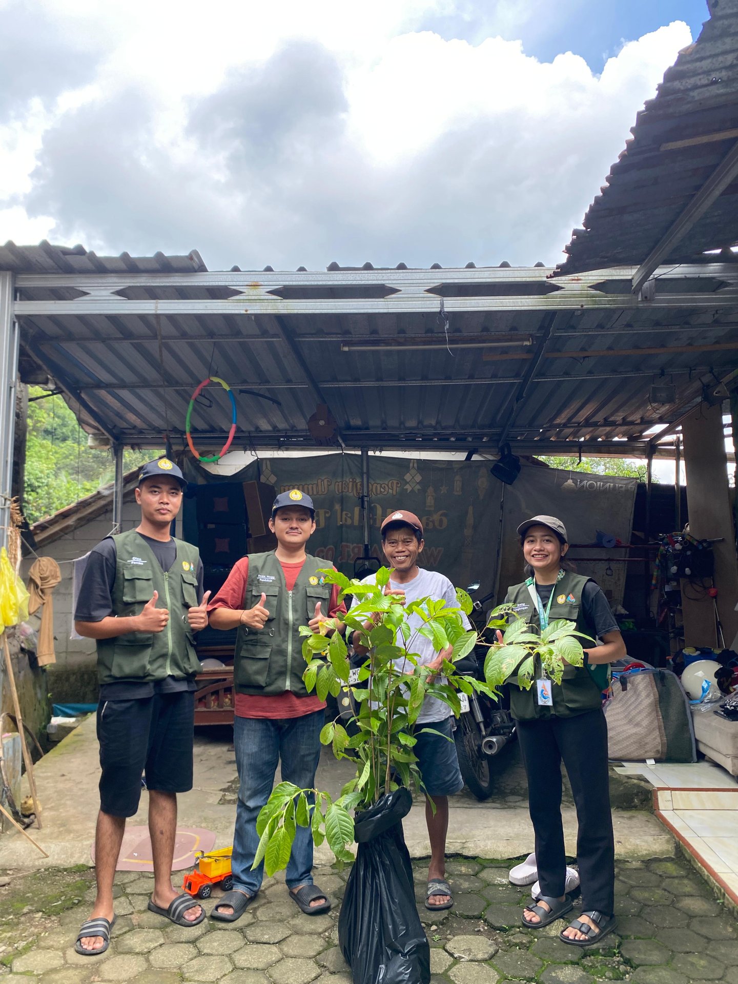 Penghijauan Lingkungan dan Penyusunan Buku Desa Tangguh Bencana pada Kegiatan KKN Hari ke-28