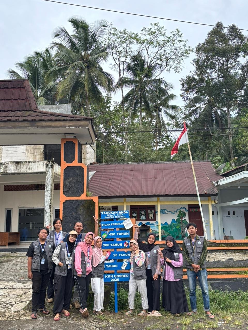 emasangan Plang Informasi Sampah di Balai Desa