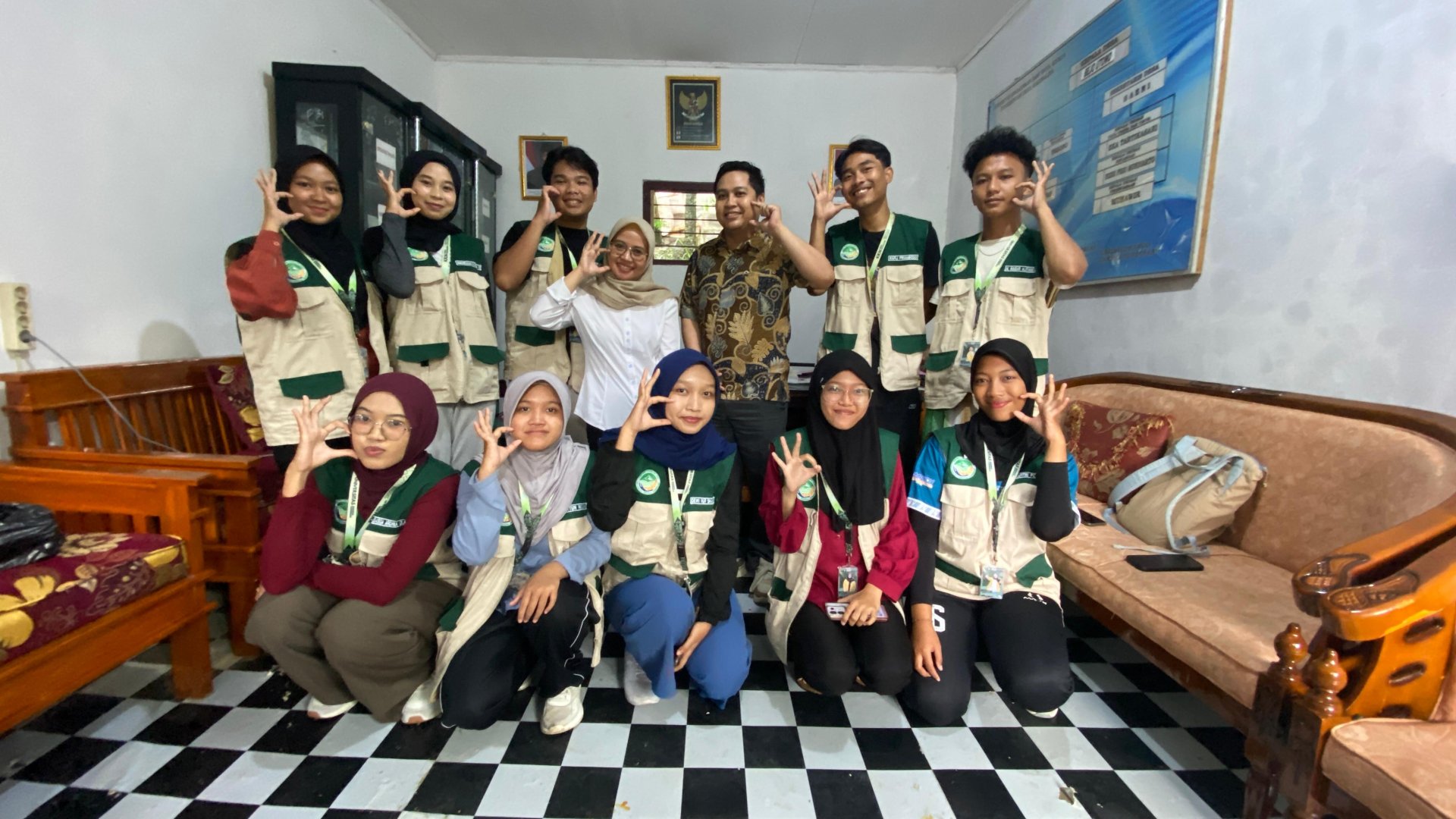 Melakukan pendampingan posyandu dan bimbingan DPL ke desa