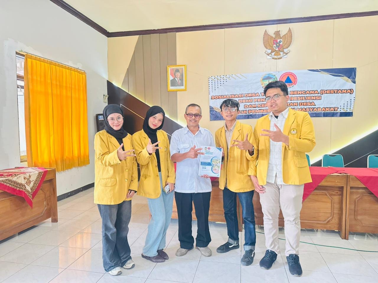 presentasi dan penyerahan secara simbolis hasil kajian kebencanaan di kecamatan Kedung banteng