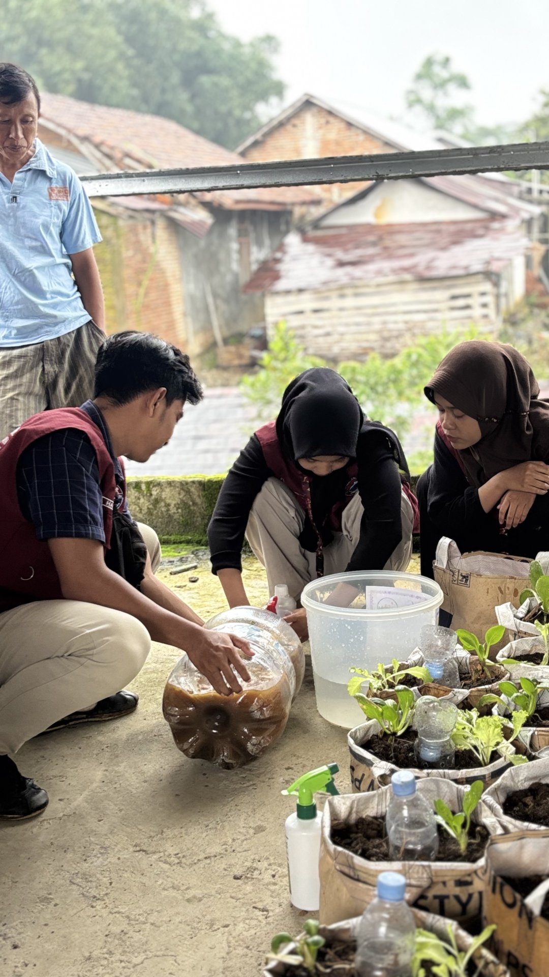 Peningkatan Literasi Digital, Penguatan Pertanian Ramah Lingkungan, dan Pendampingan Legalitas UMKM di Desa Gunungjaya