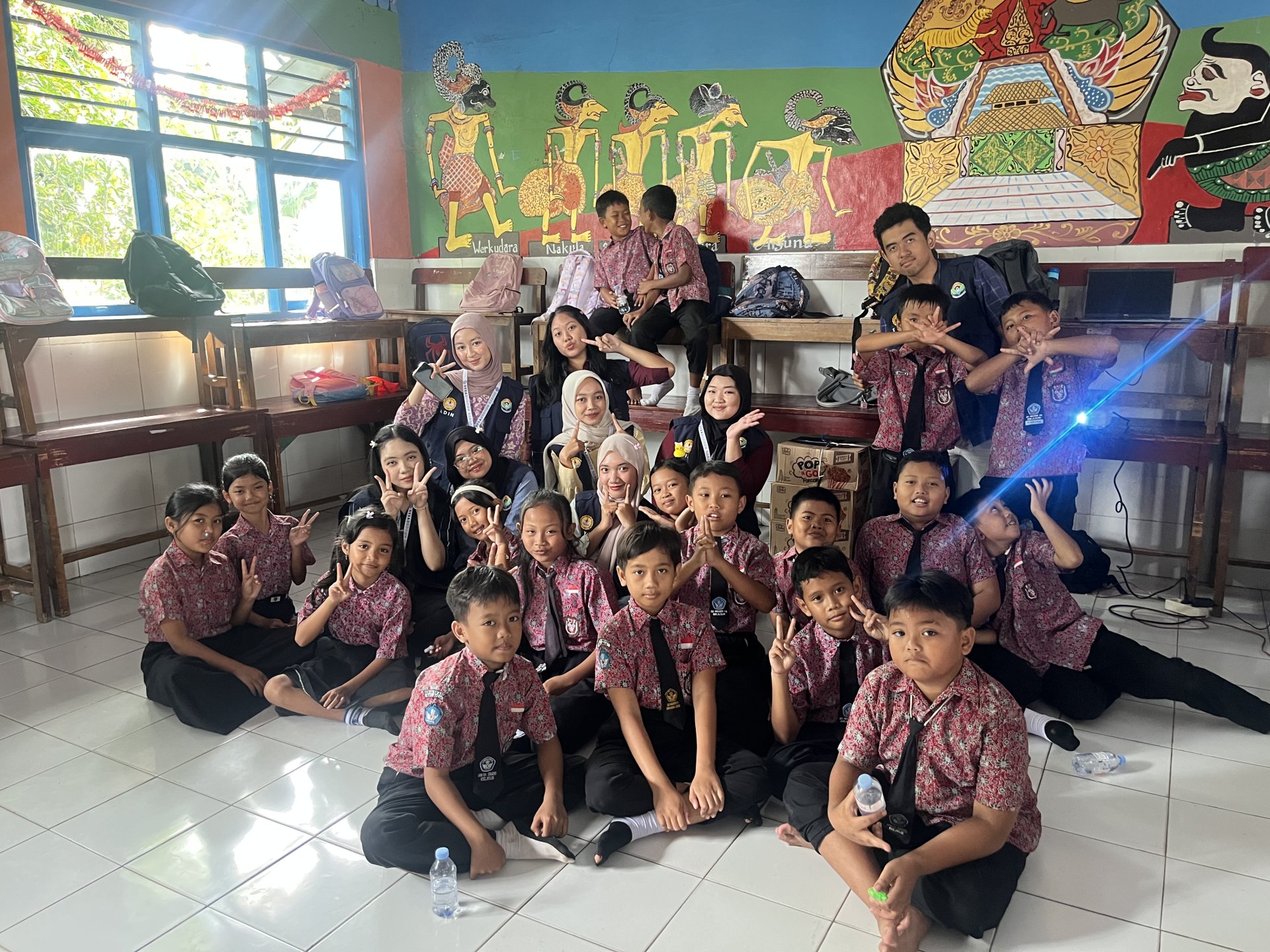 KKN hari ke-29 Menonton Film bersama di SD N 4 Sikasur