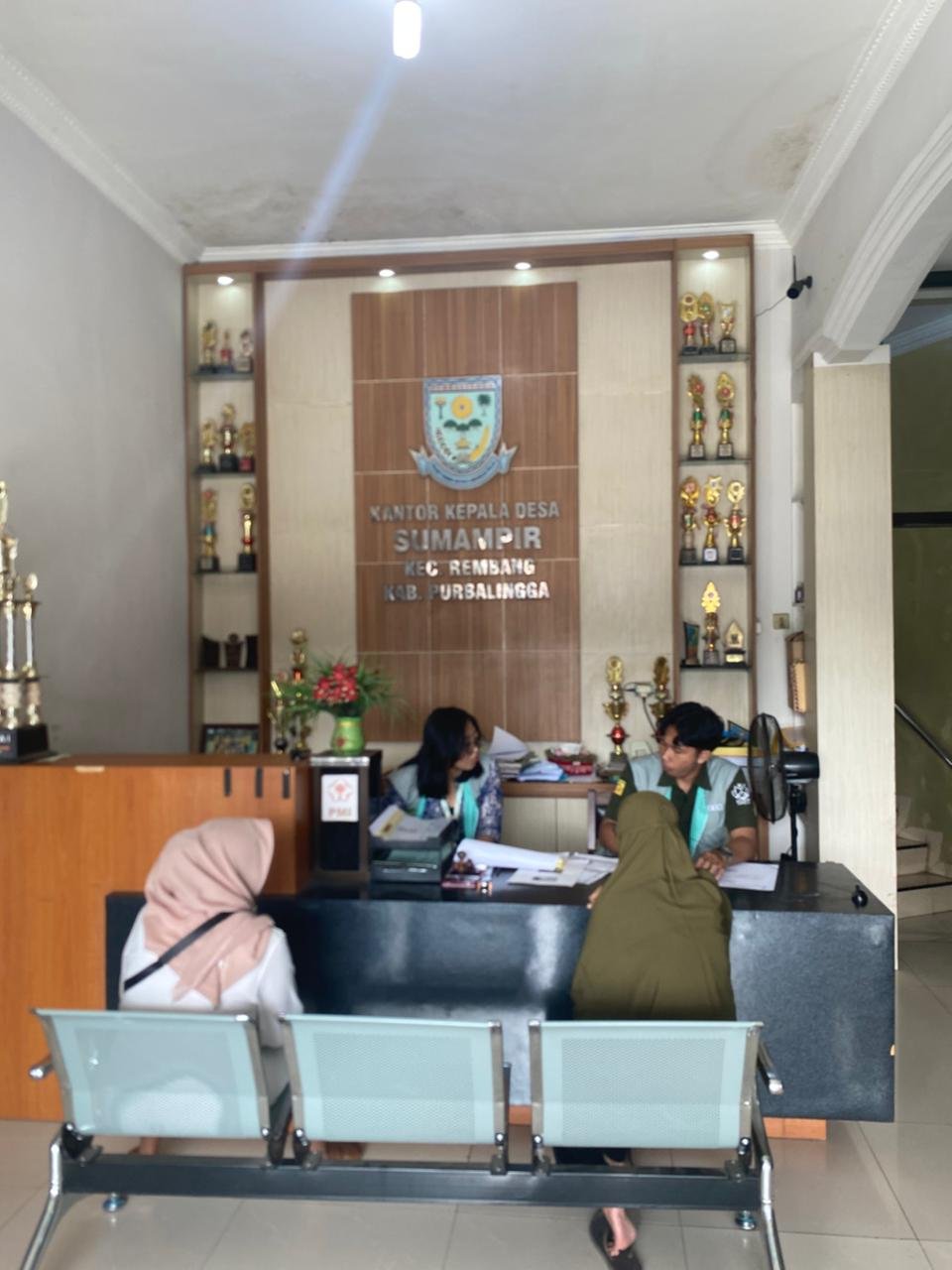 Melakukan piket pelayanan di Balai Desa Sumampir