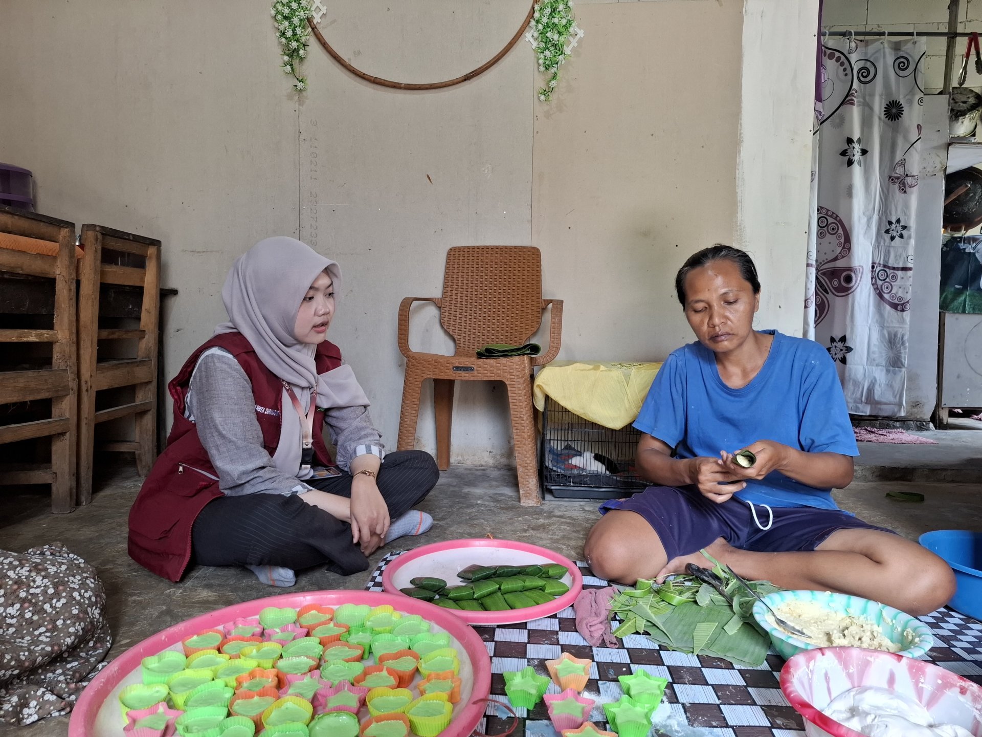 Pendampingan Pembuatan Konten dan Video Pemasaran UMKM Jajanan Pasar Bu Nung Desa Bodaskarangjati