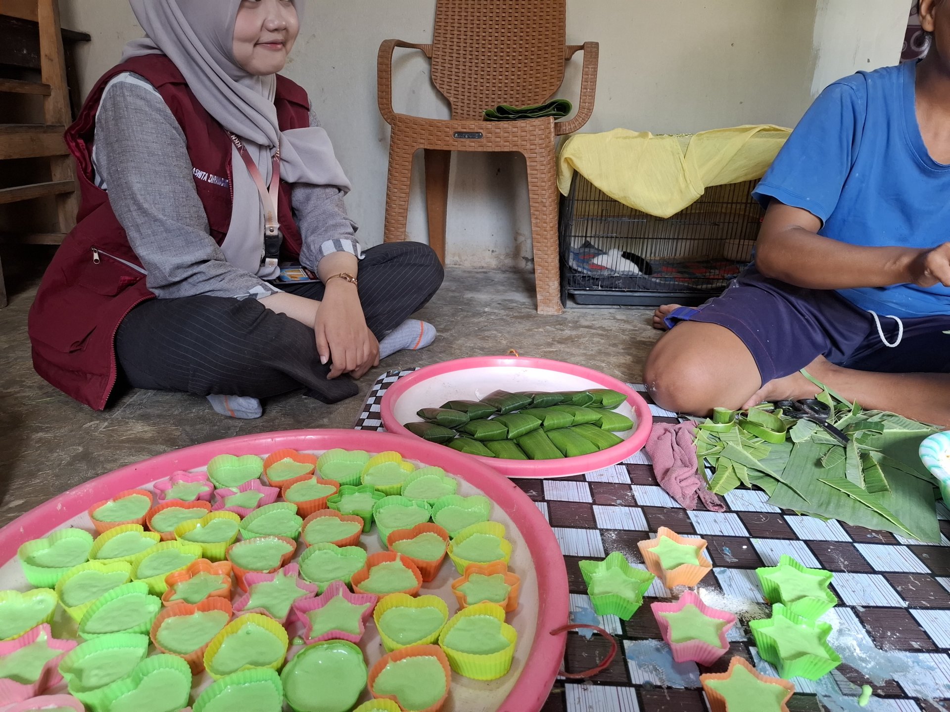 Pendampingan Pembuatan Konten dan Video Pemasaran UMKM Jajanan Pasar Bu Nung Desa Bodaskarangjati