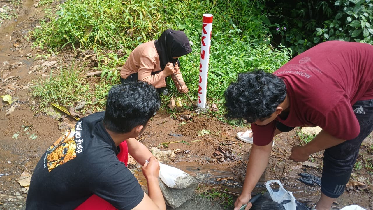 Program Kerja Pembuatan dan pemasangan Reflektor Jalan Desa Besuki