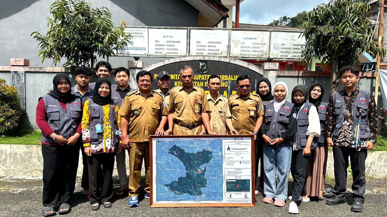 Penyerahan dan Peresmian Peta Desa Karangbawang