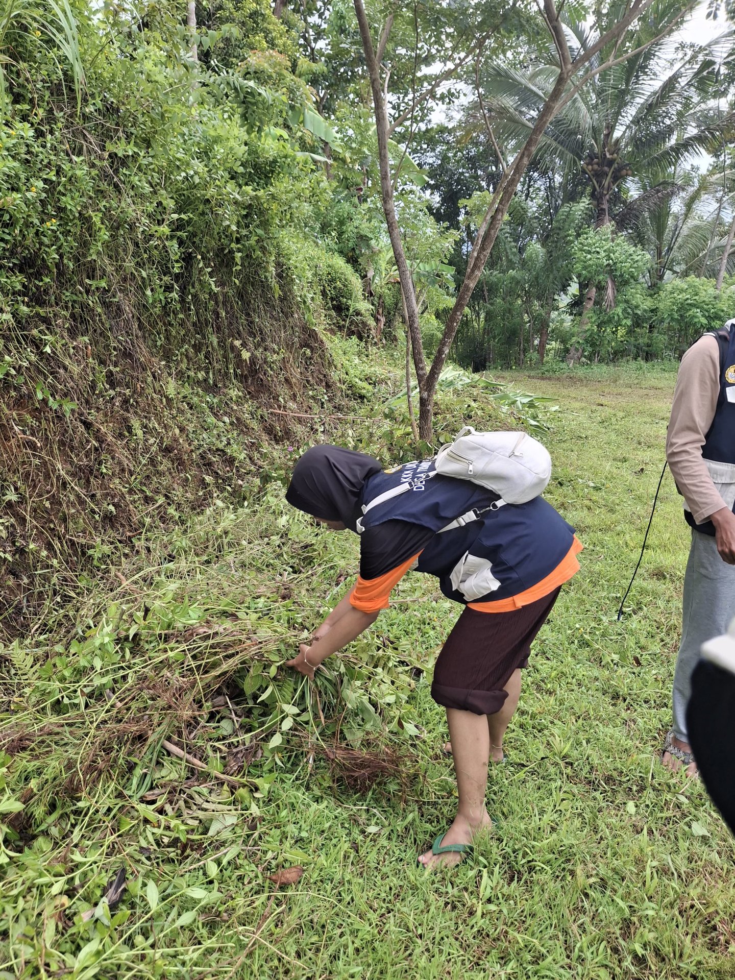 Membersihkan lapangan desa Trimulyo