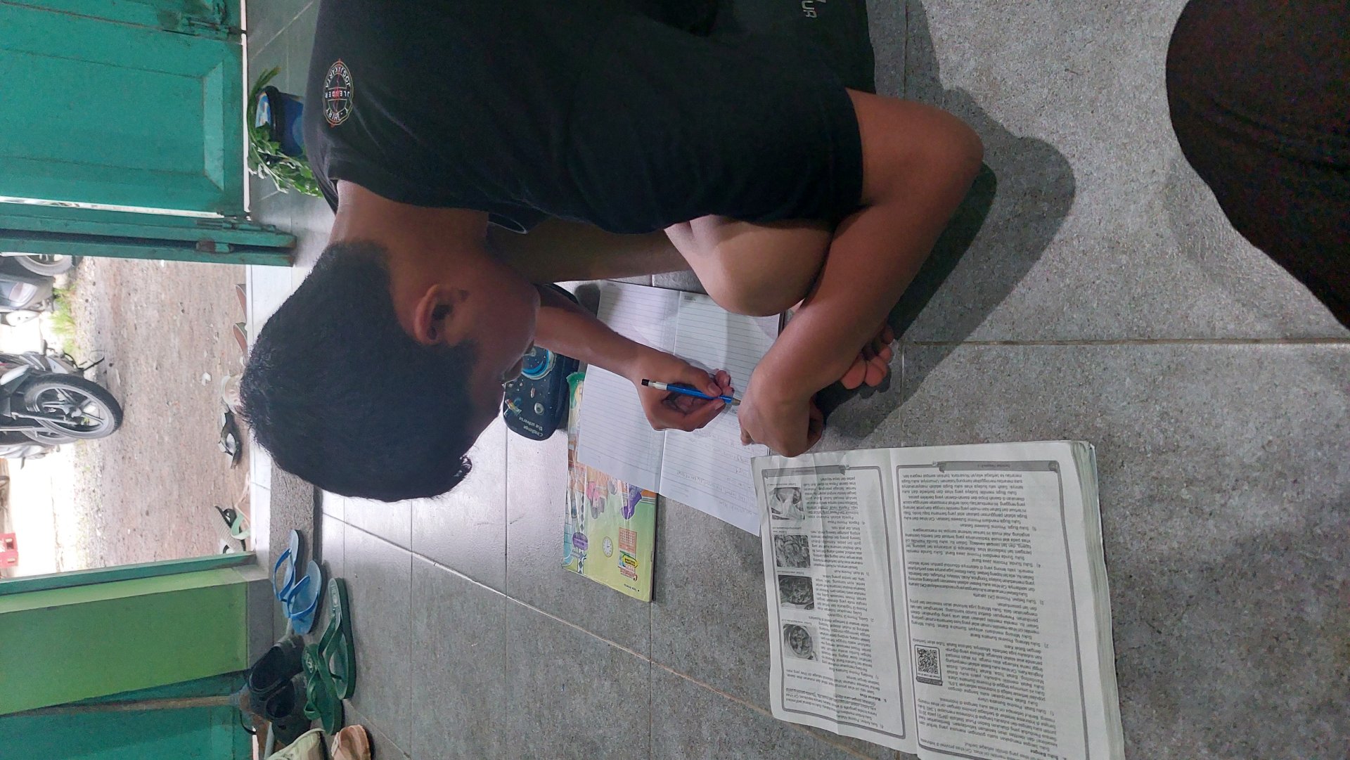 Membantu mengerjakan PR anak-anak di sekitar posko