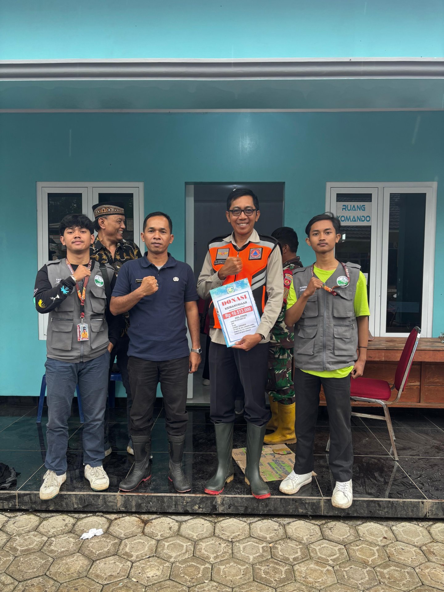 Penyerahan Dana Donasi Kec. Karangkambu pada Posko Bencana