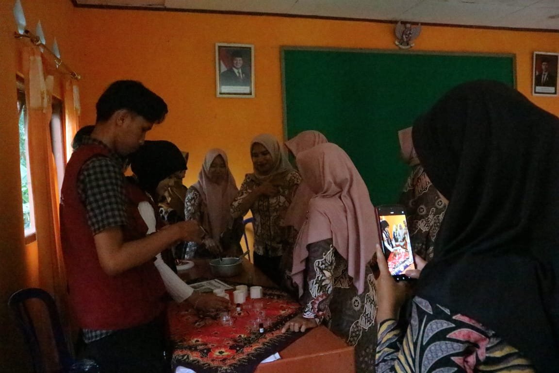 MELAKSANAKAN PROKER LINGKUNGAN ECO CANDLE