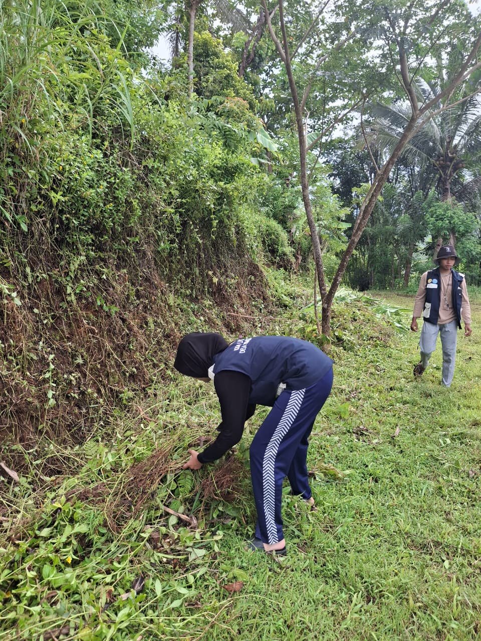 Kegiatan Bersih-Bersih Lapangan pada 5 Februari 2026 untuk Pembukaan Acara TMMD
